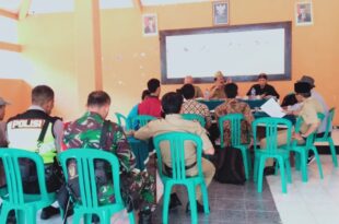 Kabid Pariwisata (pegang mik), Wachyono memimpin proses penilaian di Balai Desa Darmakradenan, Kecamatan Ajibarang, Senin (3/9) kemarin.