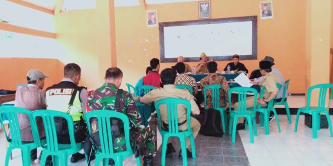 Kabid Pariwisata (pegang mik), Wachyono memimpin proses penilaian di Balai Desa Darmakradenan, Kecamatan Ajibarang, Senin (3/9) kemarin.